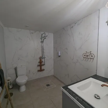 Pmr Avec Parking, 2 Chambres, Salles D'eau Privatives - Accueil Chaleureux - Fr-1-611-103 Neuilly-l'Évêque